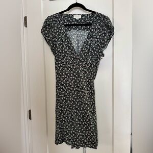 Velvet by Graham & Spencer Black Floral V-Neck Wrap Dress. EUC. Size M